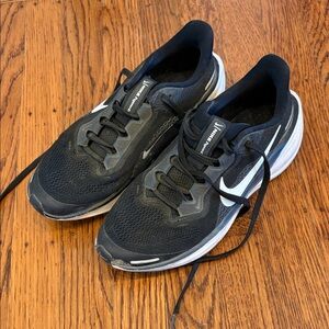 Nike Pegasus Youth Running Shoes - Black and white 4.5